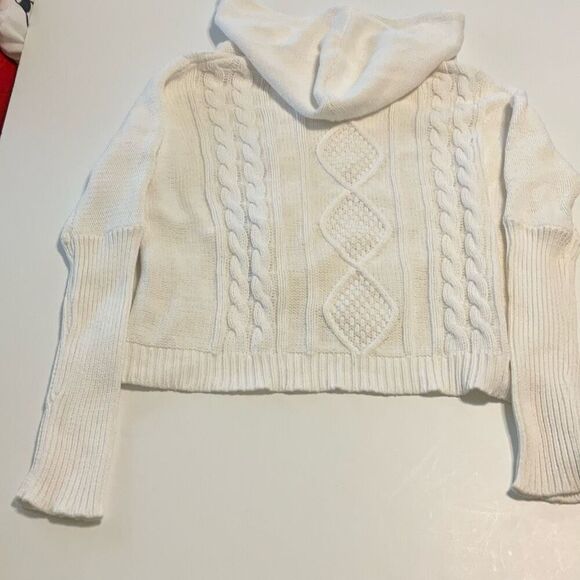 Olivaceous Hooded Cableknit Sweater. Small White. Cropped, oversize. 100% cotton - Picture 7 of 16